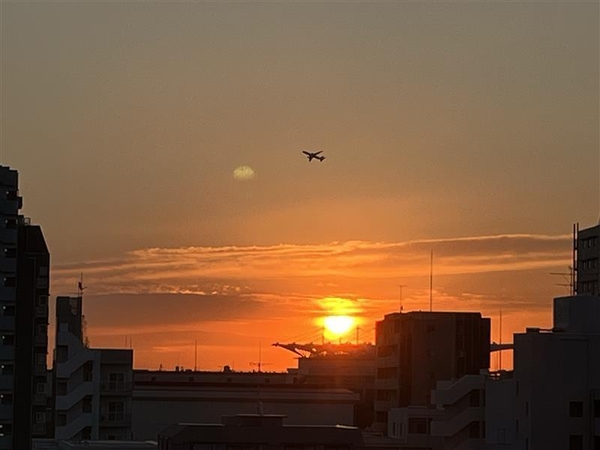 バルコニーからの眺望。東の空に昇る朝日をお部屋からお楽しみいただけます。