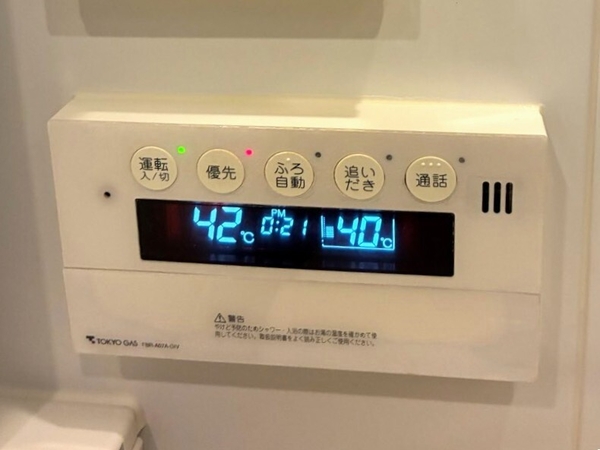 キッチンやバスルームで、お湯張りや追い炊き・足し湯などがワンタッチで操作できるフルオートバスを搭載。