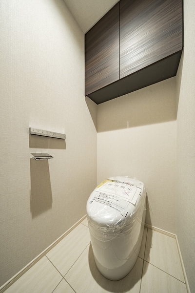 温水洗浄便座付きトイレ・吊戸棚もございますので、消耗品を収納して頂けます