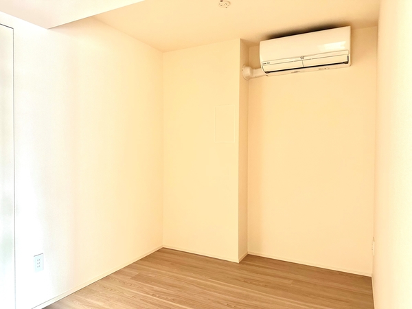 約４帖の洋室。コンパクトな居住空間は居室以外にも書斎・趣味のお部屋など様々な用途でお使いできます。