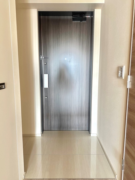 人感センサー付照明を採用した玄関は収納力の高いＳＩＣ付、住戸外にはトランクルームもあり充実の収納！