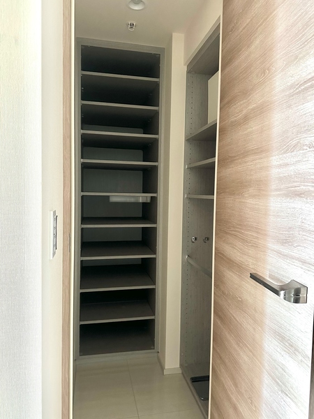 天井まで使えるＳＩＣ。棚板でスペースの調整が可能で、お出かけに必要なものを収納できます。