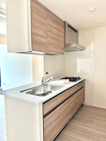３口コンロ・ディスポーザ・浄水器付！会話を楽しみながら料理ができる、対面式システムキッチンです。