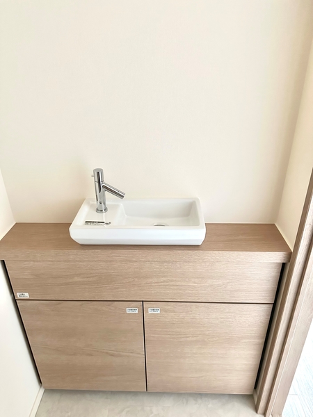 トイレには衛生面にも配慮した独立型の手洗い器を設置。洗面室や居室に行くことなく手を洗えます。