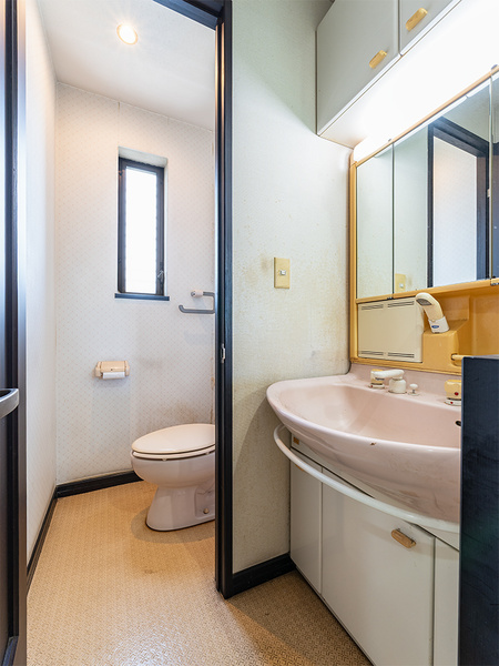 １階・２階ともトイレが設置されております。２階部分のトイレ横にも洗面台があるため、衛生面も安心です。