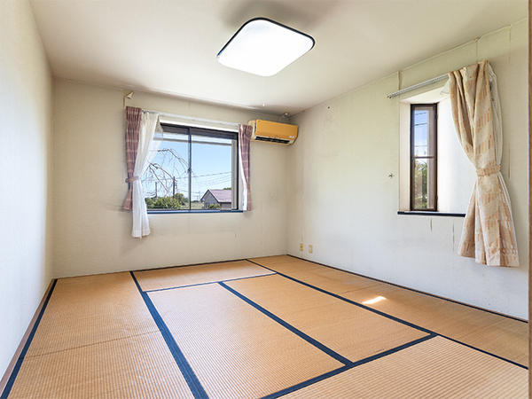 ２階和室です。生活空間を見えなくするための前室が設けられており、プライバシーを確保できるお部屋です。