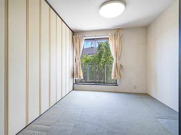 南東バルコニー側２階洋室です。隣接した洋室との可動式扉を開け閉めするだけで簡単に間取り変更可能です。