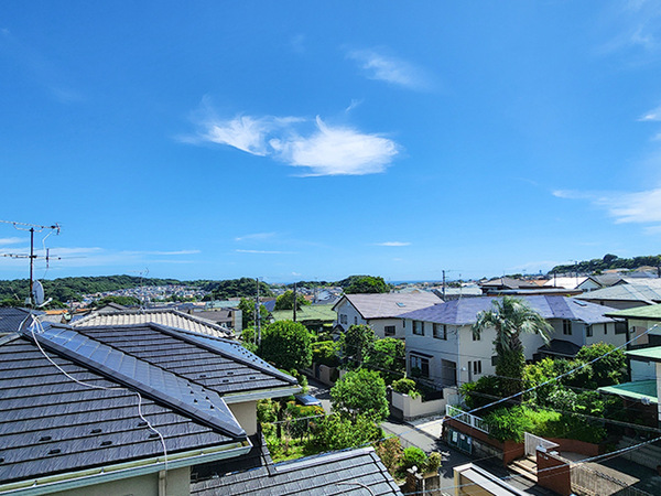 ルーフバルコニーからの眺望です。遮る建物がない、開放的で見晴らしの良い眺望が魅力です。