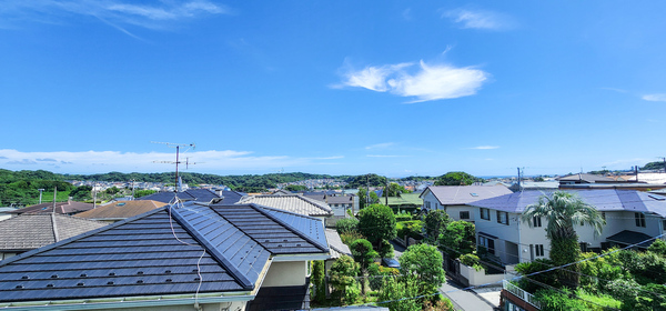 ルーフバルコニーからの眺望（パノラマ）です。晴天時には相模湾・伊豆大島方面を望めます。