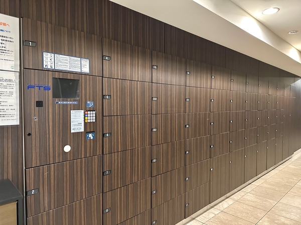 ２４時間いつでも受け取り可能な宅配ロッカー、住戸インターホンでも荷物が届いていることを確認できます。