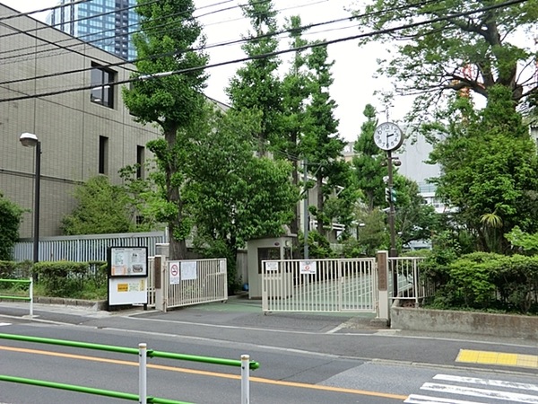 「港区立赤羽小学校」、約４５０ｍ、徒歩６分※ヒルサイドエントランスからの距離※旧校舎画像