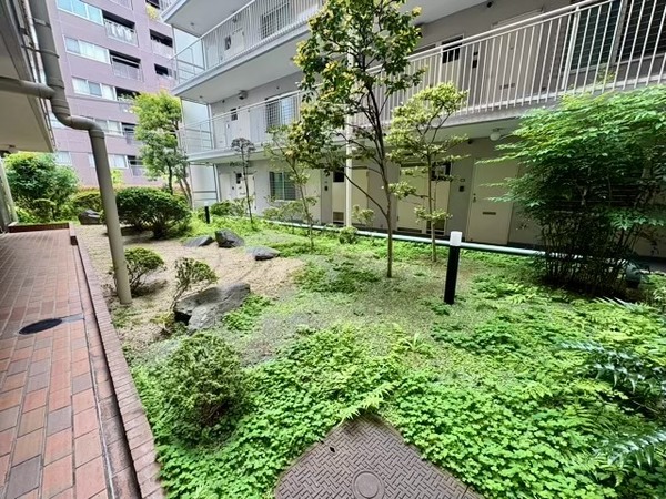 【中庭】