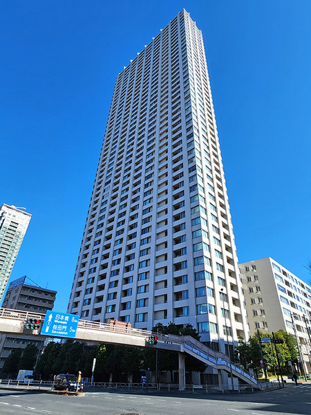 高輪一丁目の見晴らしの良い高台にそびえ立つ、地上４７階建大規模制震タワーレジデンス