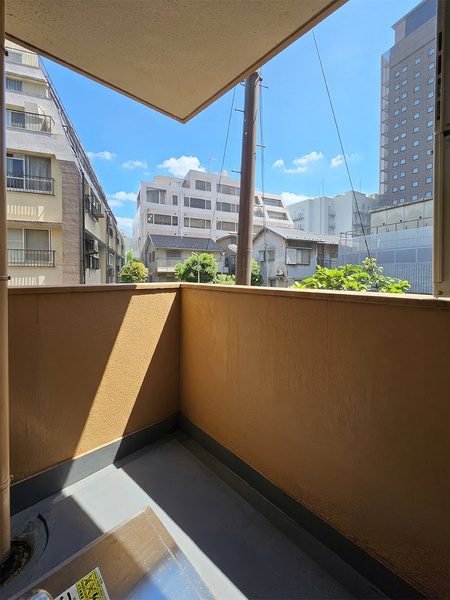 角住戸につき開口部が多く通風・日当たり良好で、窓を開けると爽やかな風が吹き抜けます。