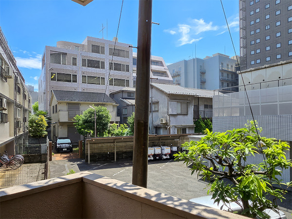 東向きバルコニーからの眺望です。前面棟との距離が確保されており、空を身近に感じられる眺望を望めます。