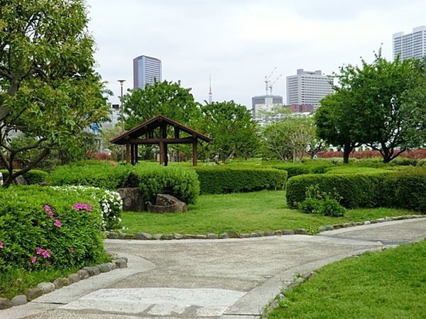 「港区立芝浦中央公園」、約９００ｍ、徒歩１２分