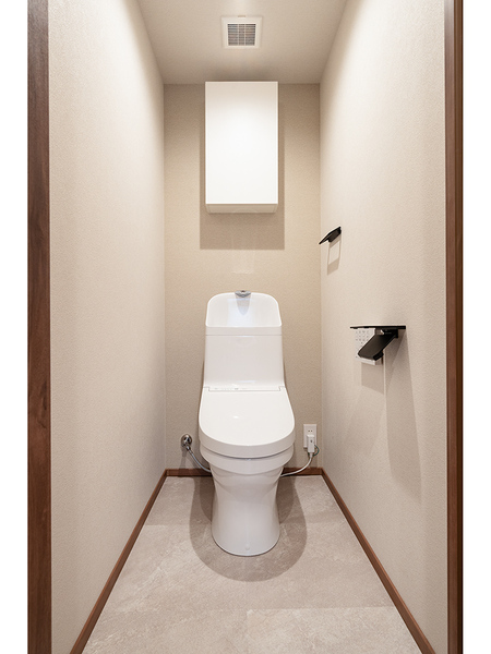 清潔感のあるトイレはウォッシュレット一体型。トイレ・洗面室・玄関のフロアタイル張替済です。