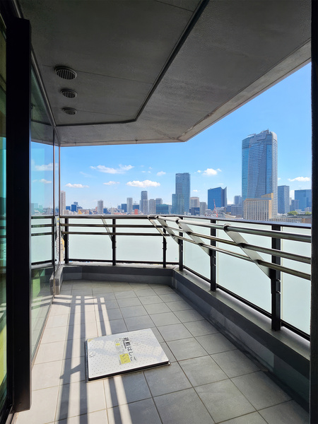 ２部屋に連なるバルコニー。奥行きのあるゆったりとした空間から、都心を見渡す眺めをお楽しみください。