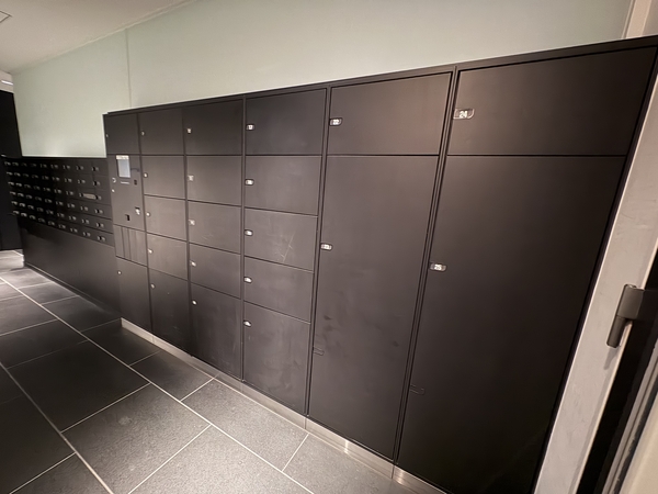 共用部には不在時や非対面での荷物のお受け取りに便利な宅配ボックスが設置されております。