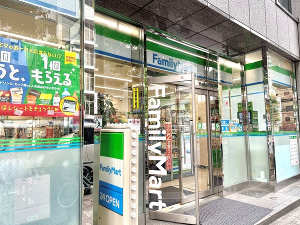 「ファミリーマート西麻布三丁目店」、約３４０ｍ、徒歩５分※サブエントランスからの距離