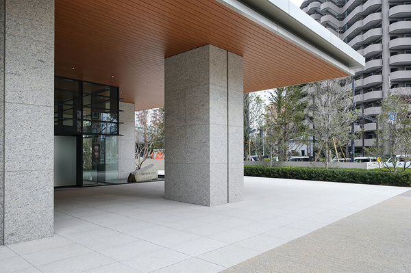 風除室から住戸玄関まで４重セキュリティ・２４時間３６５日オンラインセキュリティシステムを導入