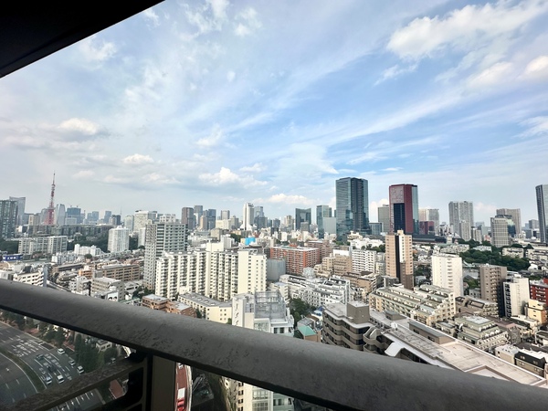 バルコニーからの眺望です。リビングからは東京タワー方面を望むパノラマビューを楽しめます。