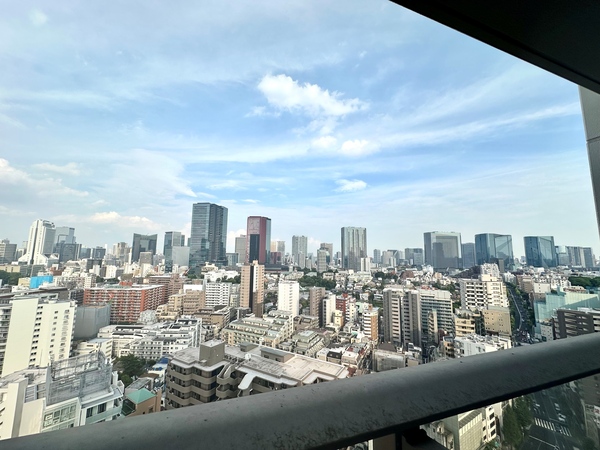 外を見渡すと気持ちのいい景色が広がります。高層階ならではの眺望をお楽しみいただけます。