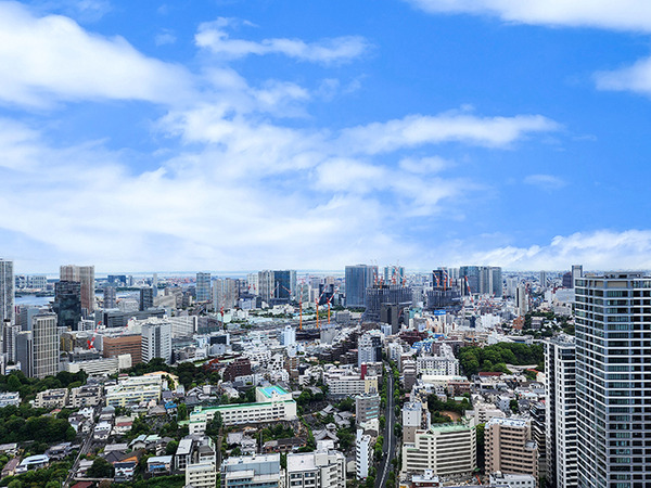 バルコニーからの眺望です。日中だけでなく、夜景もお楽しみいただけます。