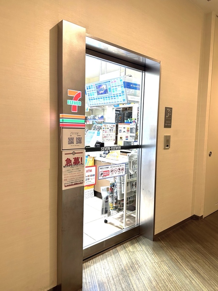マンション内には居住者専用のコンビニエンスストアがあり、快適な生活を実現できます。