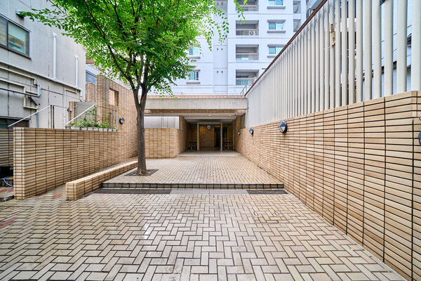 マンション向かい側にコンビニがございます。徒歩１０分圏内には生活利便施設が揃っており住環境良好です。