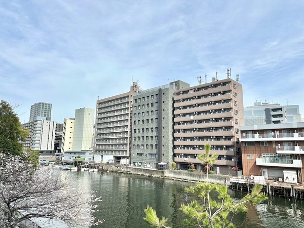 春になると川沿いに桜が咲き、お部屋のバルコニーからのんびりお花見を楽しめます。※２０２３年撮影