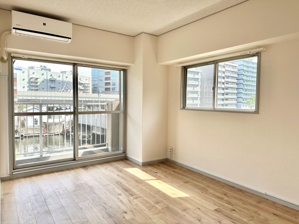 約６．４帖の洋室です。二面採光につき明るい日差しが注ぐ過ごしやすい居住空間です。※２０２３年撮影