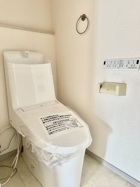 ２０２３年交換済のトイレはウォッシュレット一体型、シンプルで清潔感のあるトイレです。※２０２３年撮影