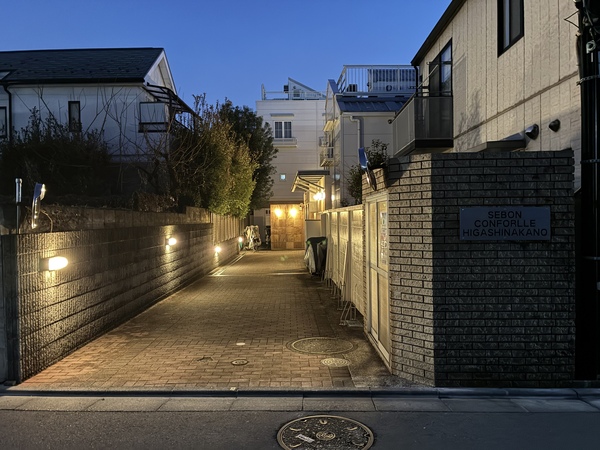 エントランスにはオートロックを完備、来訪者を住戸から確認でき安全性とプライバシーに配慮しております。