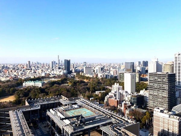 「スカイラウンジ」からの眺望です。都会の光の海に漂いながら、心弾む時間を過ごせます。