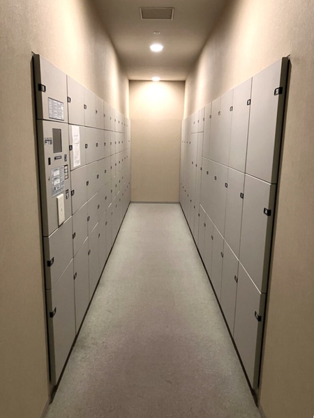 宅配ロッカーに荷物が届くと、エントランスを解錠する際に表示版にメッセージでお知らせしてくれます。