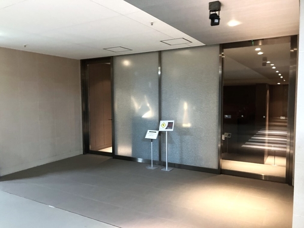 地下のコーチエントランスには車寄せがあり、ベルスタッフとポーターが迎えてくれます。※８時―２２時
