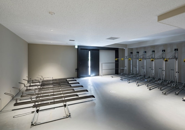 建物内駐輪場がございます。１台あたり月額２００円～５００円でご利用いただけます。※空き要確認