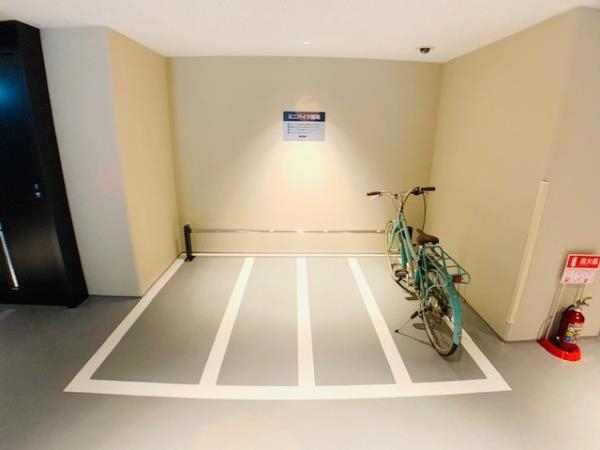 建物内バイク置場がございます。１台あたり月額３，０００円でご利用いただけます。※空き要確認