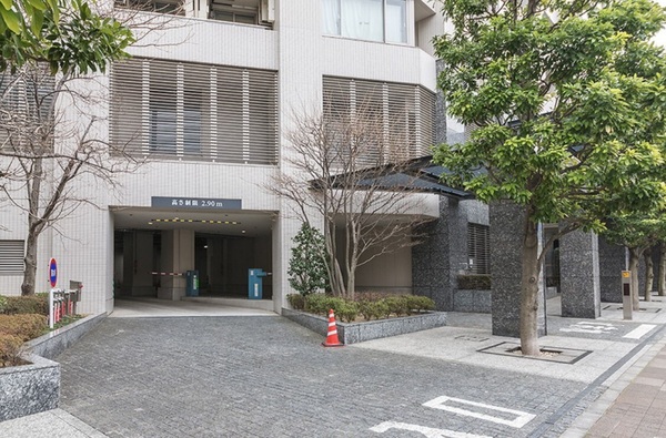 駐車場の入口は南側・北側の２か所にございます。屋内のため雨に濡れる心配もありません。※空き要確認