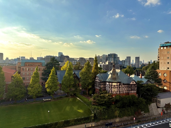 バルコニーからの眺望です。歴史ある明治学院大学の緑と、都心ならではの街並みを望めます。