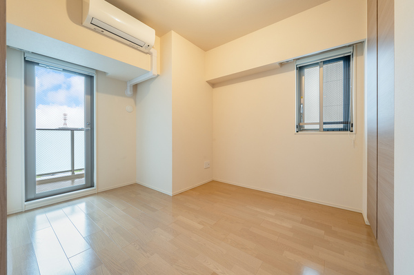【洋室】角部屋ならではの２面採光で室内にここちよい光と風を取込みます