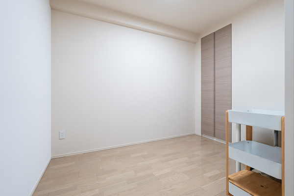【洋室】独立した空間なので、テレワークや趣味の部屋など多目的に利用できる使い勝手の良い一室