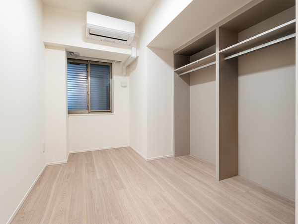 【洋室】梁部分を活用して収納を新設。空間を有効活用することで収納力を高めました
