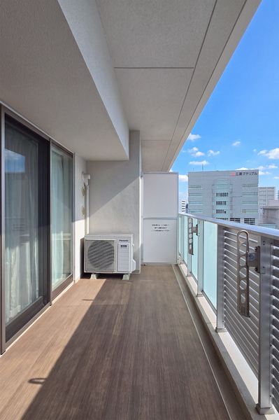 【バルコニー】洗濯物を干すのはもちろん、ガーデニングやティータイムなど多彩に活用可能