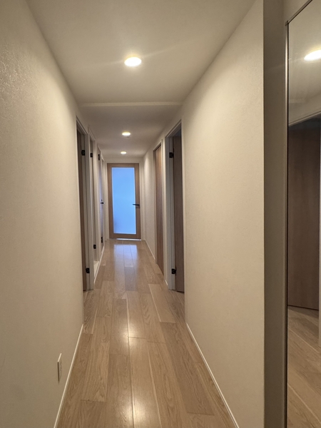 【廊下】 一部建具やクロスが貼替えられた気持ちの良い室内です。