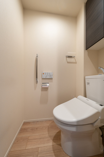 【トイレ】 サニタリー用品などの収納に便利な吊戸棚付きのトイレです。