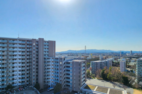 【バルコニーからの眺望】 西方向。広がる多摩ニュータウンの眺望の先に、山々を望みます。