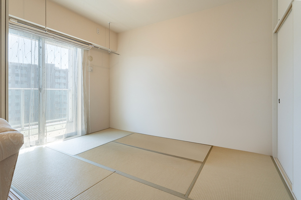 【和室約６．０帖】窓辺には吊り下げ型室内物干しが設置されています。天袋付きの押入れ収納付き。