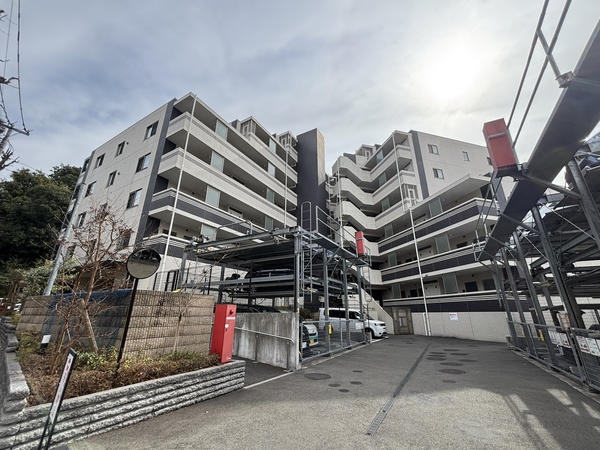 『京王永山』駅、『小田急永山』駅より徒歩約１５分。７階建ての６階部分のお部屋です。